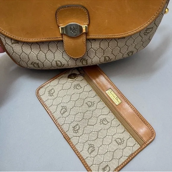 Elegant Tan and Cream Designer Shoulder Bag Set - Picture 12 of 16